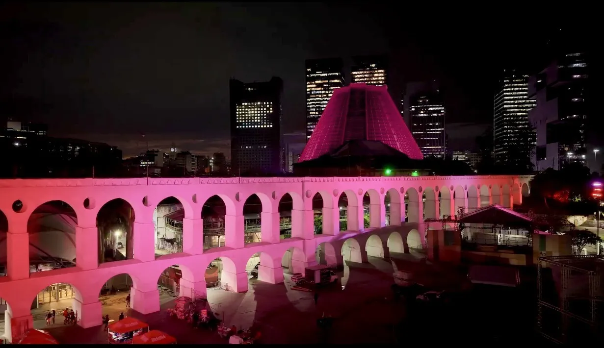 A RioLuz iluminou os Arcos da Lapa, a Catedral Metropolitana e a Igreja da Penha nas cores do Outubro Rosa